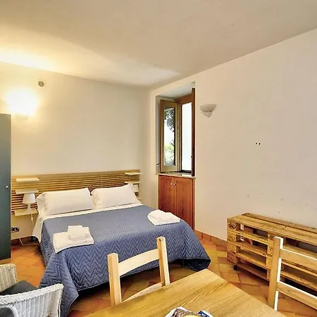 Sleeps 2 Air Con Апартаменты