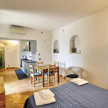 Апартаменты Sleeps 2 Air Con